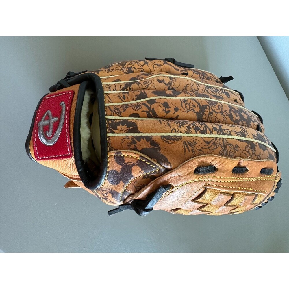 DISNEY STORE STUDIO COLLECTION LEATHER FIELDERS BASEBALL GLOVE RHT 11”